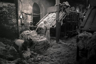 Fábrica de juta, Calcutá, Índia, 2017 (fotografia) de Jon Nicholson