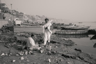 Manikarnika Ghat, Varanasi, 2016 (foto) de Jon Nicholson