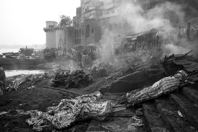 Manikarnika Ghat, Varanasi, 2016 (foto) de Jon Nicholson