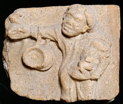 Pedra esculpida representando um monge carregando itens, Muchelney Abbey, Somerset, c2010 de Jonathan Bailey
