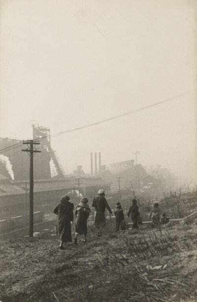 [Mulheres perto do Complexo Industrial] de José Alemany