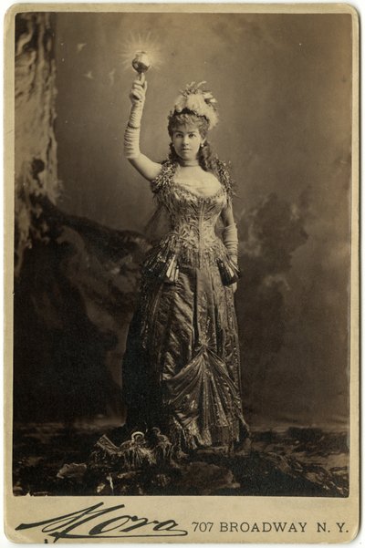 Sra. Vanderbilt (impressão em sépia) de José Maria Mora