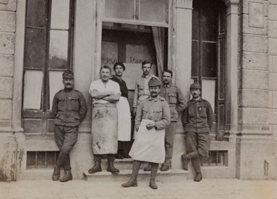 Álbum "Meine weltkriegs - Erinnerungen South-West Front (Caríntia, Itália, Tirol do Sul) (My world war - memories of the South-Western Front in Carinthia, Italy, Trentino-Alto Adige) 31/03/1915-12/11/1918 - Josef Zohles Wien ": retrato de grupo em frente a de Josef Zohles