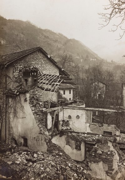 Álbum "Meine weltkriegs - Erinnerungen South-West Front (Caríntia, Itália, Tirol do Sul) (My world war - memories of the South-Western Front in Carinthia, Italy, Trentino-Alto Adige) 31/03/1915-12/11/1918 - Josef Zohles Wien ": escombros de uma casa (foto  de Josef Zohles