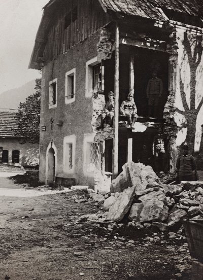Álbum "Meine weltkriegs - Erinnerungen South-West Front (Carinthia, Itália, Tirol do Sul) (My world war - memories of the South-Western Front in Carinthia, Italy, Trentino-Alto Adige) 31/03/1915-12/11/1918 - Josef Zohles Wien ": escombros em Valbruna (p/b  de Josef Zohles
