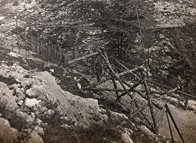 Álbum "Meine weltkriegs - Erinnerungen South-West Front (Caríntia, Itália, Tirol do Sul) (My world war - memories of the South-Western Front in Carinthia, Italy, Trentino-Alto Adige) 31/03/1915-12/11/1918 - Josef Zohles Wien ": arame farpado (foto a p/b) de Josef Zohles