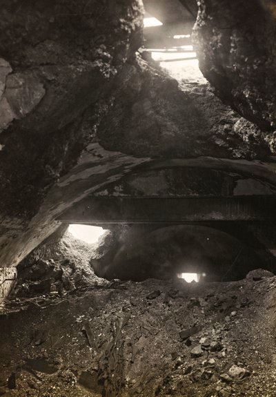 Álbum "Meine weltkriegs - Erinnerungen South-West Front (Caríntia, Itália, Tirol do Sul) (My world war - memories of the South-Western Front in Carinthia, Italy, Trentino-Alto Adige) 31/03/1915-12/11/1918 - Josef Zohles Wien ": escombros de uma fábrica (p/ de Josef Zohles