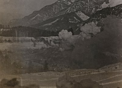Álbum "Meine weltkriegs - Erinnerungen South-West Front (Caríntia, Itália, Tirol do Sul) (My world war - memories of the South-Western Front in Carinthia, Italy, Trentino-Alto Adige) 31/03/1915-12/11/1918 - Josef Zohles Wien ": bombardeios (foto a p/b) de Josef Zohles