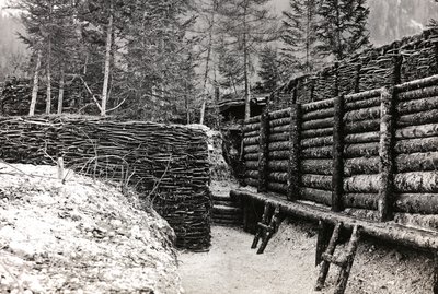 Álbum "Meine weltkriegs - Erinnerungen South-West Front (Caríntia, Itália, Tirol do Sul) (My world war - memories of the South-Western Front in Carinthia, Italy, Trentino-Alto Adige) 31/03/1915-12/11/1918 - Josef Zohles Wien ": Barriere aus Holzscheite in de Josef Zohles