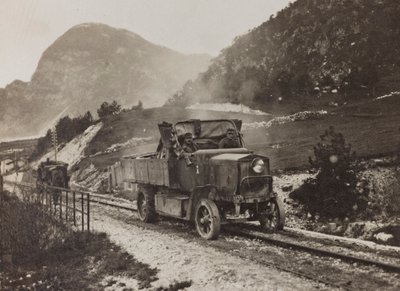 Álbum "Meine weltkriegs - Erinnerungen South-West Front (Caríntia, Itália, Tirol do Sul) (My world war - memories of the South-Western Front in Carinthia, Italy, Trentino-Alto Adige) 31/03/1915-12/11/1918 - Josef Zohles Wien ": veículos militares ao longo  de Josef Zohles