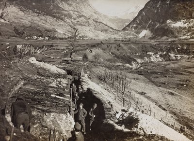 Álbum "Meine weltkriegs - Erinnerungen South-West Front (Caríntia, Itália, Tirol do Sul) (A minha guerra mundial - memórias da Frente Sudoeste na Caríntia, Itália, Trentino-Alto Adige) 31/03/1915-12/11/1918 - Josef Zohles Wien ": trincheira (foto a p/b) de Josef Zohles