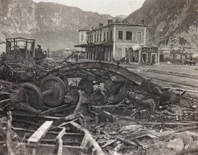 Álbum "Meine weltkriegs - Erinnerungen South-West Front (Caríntia, Itália, Tirol do Sul) (My world war - memories of the South-Western Front in Carinthia, Italy, Trentino-Alto Adige) 31/03/1915-12/11/1918 - Josef Zohles Wien ": escombros e sucata em um de Josef Zohles