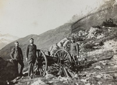 Álbum "Meine weltkriegs - Erinnerungen South-West Front (Caríntia, Itália, Tirol do Sul) (My world war - memories of the South-Western Front in Carinthia, Italy, Trentino-Alto Adige) 31/03/1915-12/11/1918 - Josef Zohles Wien ": soldados com canhão (p/b p de Josef Zohles