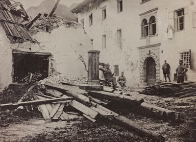 Álbum "Meine weltkriegs - Erinnerungen South-West Front (Caríntia, Itália, Tirol do Sul) (My world war - memories of the South-Western Front in Carinthia, Italy, Trentino-Alto Adige) 31/03/1915-12/11/1918 - Josef Zohles Wien ": soldados e escombros em Valb de Josef Zohles
