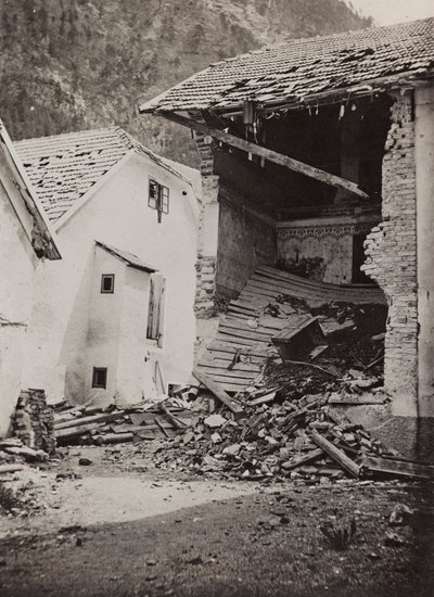 Álbum "Meine weltkriegs - Erinnerungen South-West Front (Caríntia, Itália, Tirol do Sul) (A minha guerra mundial - memórias da Frente Sudoeste na Caríntia, Itália, Trentino-Alto Adige) 31/03/1915-12/11/1918 - Josef Zohles Wien ": escombros (foto a p/b) de Josef Zohles