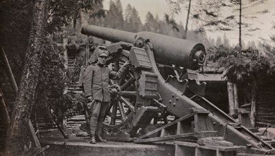 Álbum "Meine weltkriegs - Erinnerungen South-West Front (Caríntia, Itália, Tirol do Sul) (A minha guerra mundial - memórias da Frente Sudoeste na Caríntia, Itália, Trentino-Alto Adige) 31/03/1915-12/11/1918 - Josef Zohles Wien ": soldado com arma (foto a p de Josef Zohles