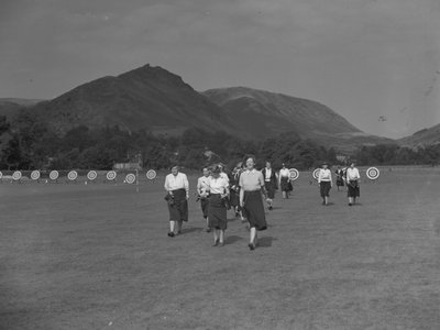 Uma vista de mulheres arqueiras, possivelmente numa competição, com as montanhas ao fundo de Joseph Hardman