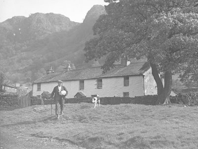 Agricultor com um cordeiro debaixo do braço e um cão a segui-lo de Joseph Hardman