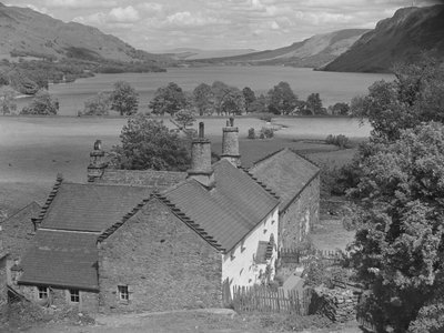Casa em primeiro plano com vista para Ullswater de Joseph Hardman