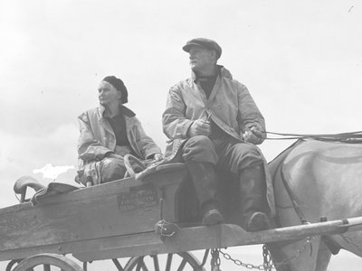 Marido e mulher sentados num carrinho de berbigão de Joseph Hardman