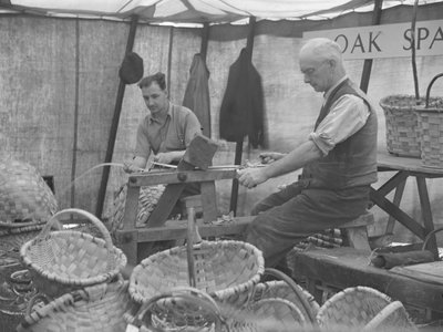 Dois fabricantes de cestos em éguas numa exposição de Joseph Hardman