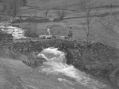 Duas mulheres e um homem caminham sobre uma ponte com cães de caça a seus pés de Joseph Hardman