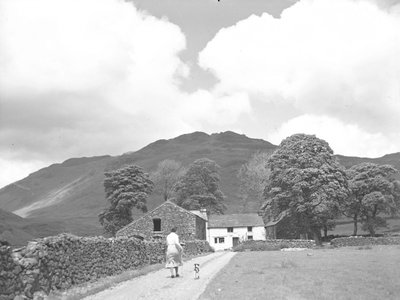Mulher e cão a passear no caminho para Dalehead Farm de Joseph Hardman
