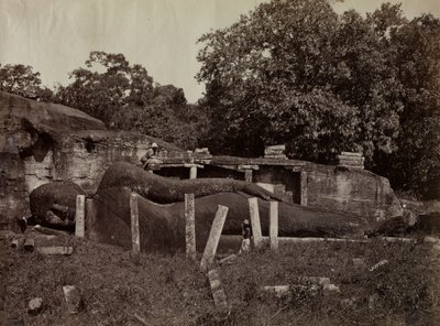 A Paranirvana de Buda, Gal Vihara, Polonnaruva, Ceilão, 1870-1871. de Joseph Lawton