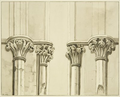 Quatro capitais perto da porta da sacristia de St Mark