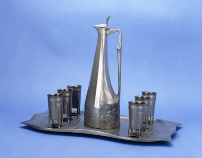 Um conjunto de licor de estanho Edelzinn com oito peças de Joseph Maria Olbrich