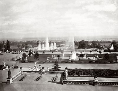 O Palácio de Cristal em Londres: terraços e fontes, c.1870 (foto a p/b) de Joseph Paxton