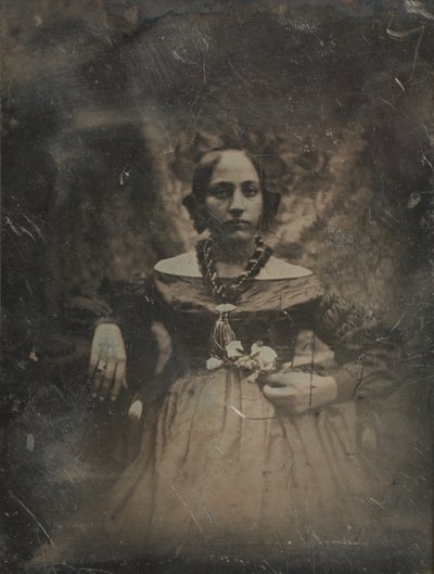 Jovem mulher segurando uma flor, ca. 1842. de Joseph Philibert Girault De Prangey