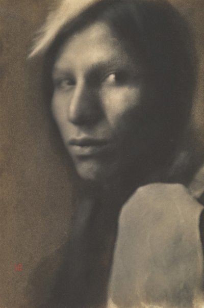 Um chefe Sioux [Philip Standing Soldier], 1898. de Joseph Turner Keiley
