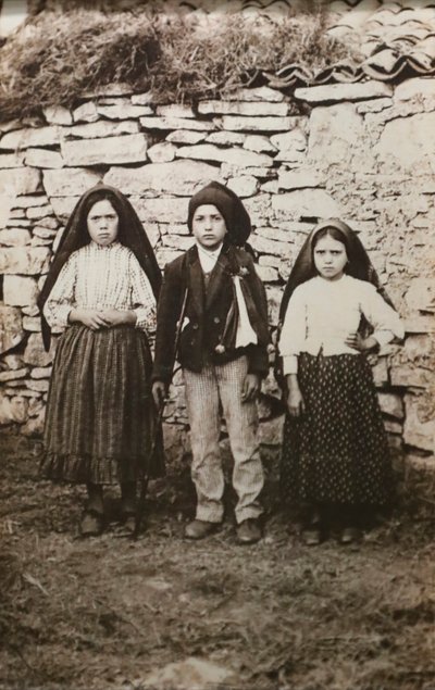 Santuário de Fátima. Lúcia dos Santos e os seus primos Francisco e Jacinta Marto. Nossa Senhora de Fátima. Portugal. de Joshua Benoliel