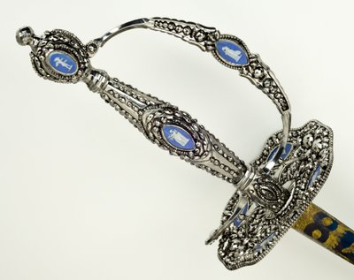 Detalhe de uma espada pequena, c.1790 (aço facetado, polido, azulado e dourado com utensílios de ferro e Jasper) de Josiah Wedgwood
