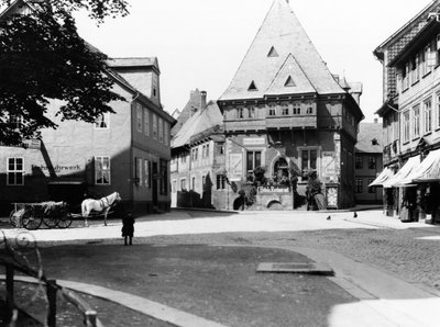 Um antigo hotel na praça da cidade, Goslar, c.1910 de Jousset