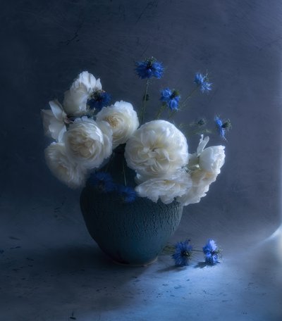 Natureza morta floral em azul escuro de Judy Tseng