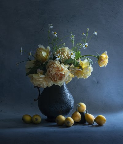 Natureza morta floral sombria de Judy Tseng