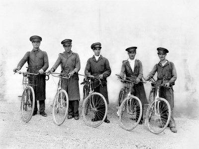 Os "Cinco Mosqueteiros" de Spoleto, agentes de controlo de pragas, c.1930 (impressão de gelatina e prata) de Jules Brocherel