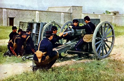 Soldados franceses com um morteiro em ação durante a Batalha do Marne, a leste de Paris, em setembro de 1914 (autocrômico) de Jules Gervais Courtellemont