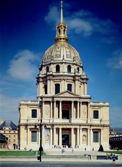 Exterior da igreja, iniciada em 1676 de Jules Hardouin Mansart