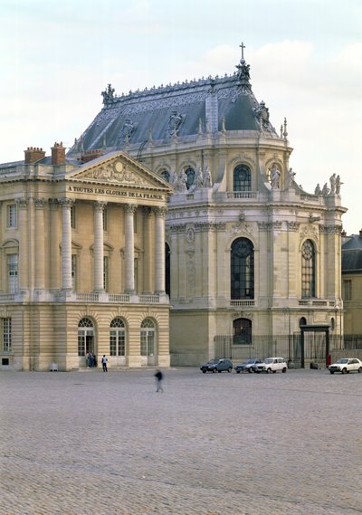 A Capela Real (Capela Real) completada por Robert de Cotte (1656-1735) começou em 1699 com planos preparados em 1689, dedicados em 1710 de Jules Hardouin Mansart