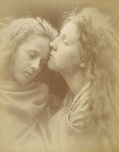 ("The Kiss of Peace"  - O beijo da paz)  - Mary Ann Hillier (e Florence Anson) de Julia Margaret Cameron