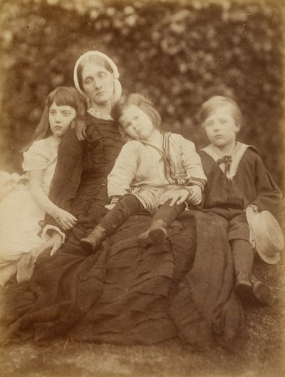 Sra. Herbert Duckworth com Florence Fisher, George Duckworth, e Herbert Fisher, Agosto de 1872. de Julia Margaret Cameron