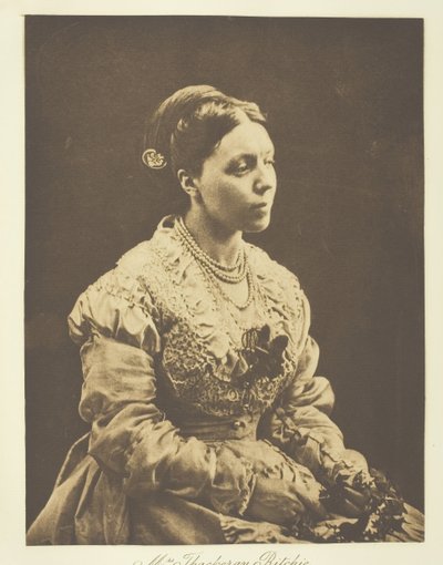 Sra. Thackeray Ritchie, 1870, impresso c. 1893. de Julia Margaret Cameron