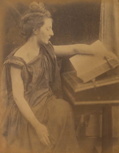 [Mulher de Robes a Ler um Livro], 1870. de Julia Margaret Cameron