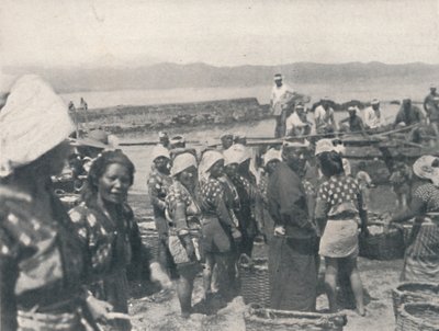 Tai-no-ura - barcos de pesca, homens e mulheres com redes e cestas, c1900, 1921. de Julian Leonard Street