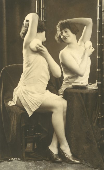 Menina, em, um, penteadeira de Julian Mandel