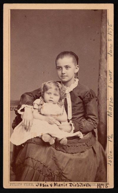 Retrato de grupo de Herman Henry Diebitsch Children, Marie e Josephine Josie, 8 de junho de 1875. de Julius Ulke