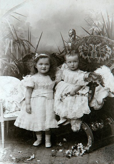 Grã-duquesa Olga Nikolaevna e Tatiana Nikolaievna da Rússia, final do século XIX de K. von Hahn